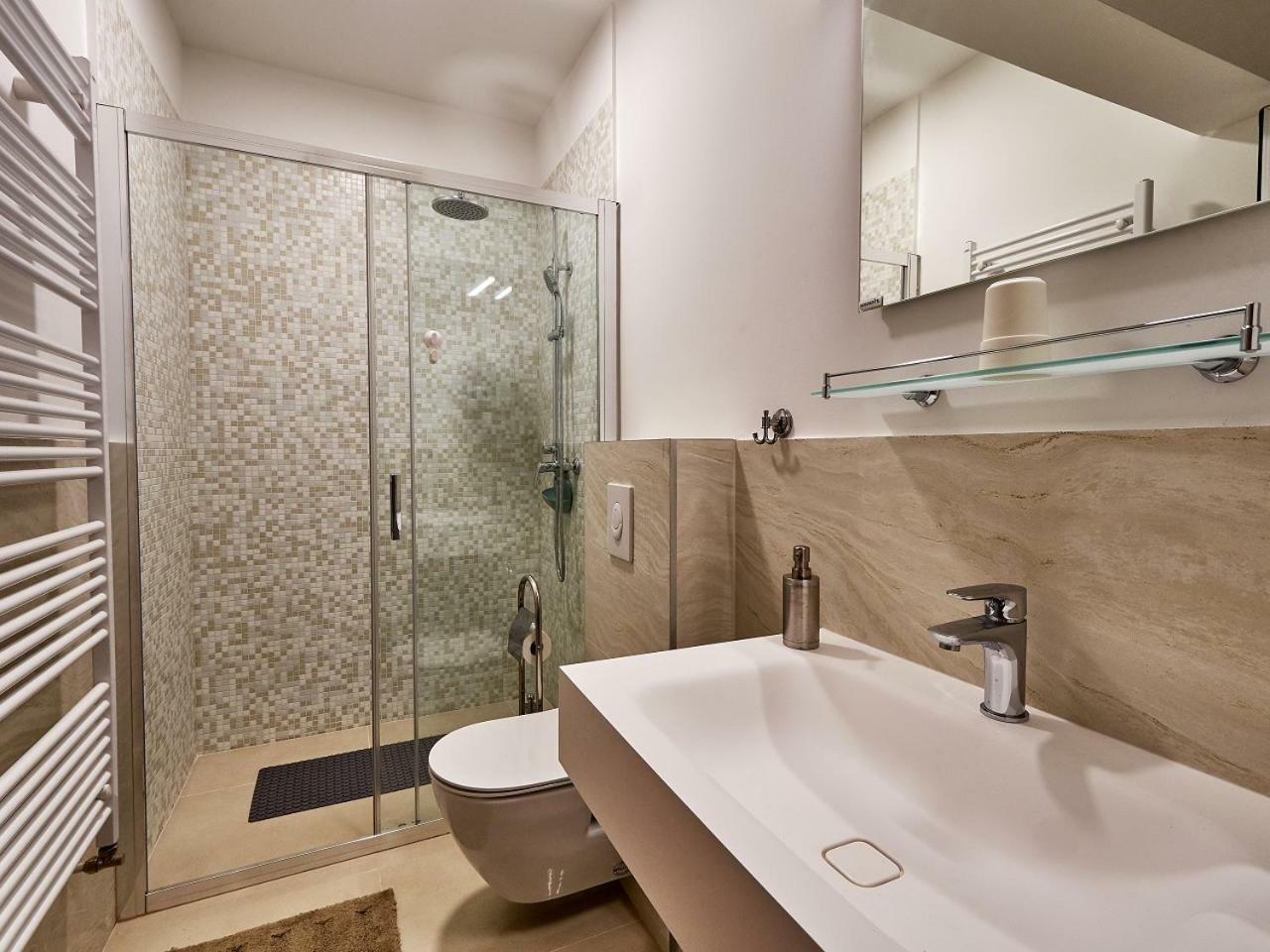 Eva Rooms & Studio Apartment カルロヴァッツ エクステリア 写真