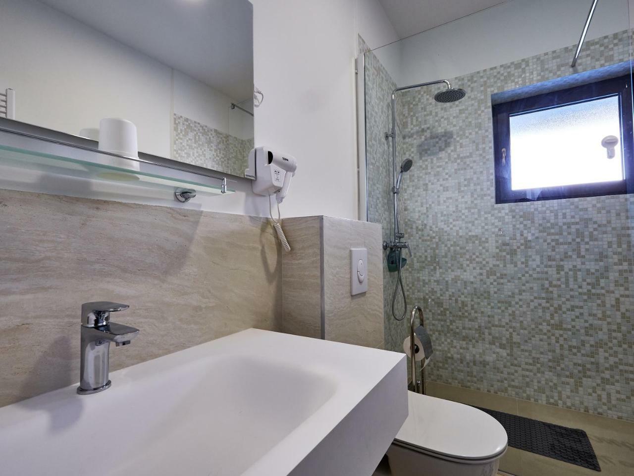 Eva Rooms & Studio Apartment カルロヴァッツ エクステリア 写真