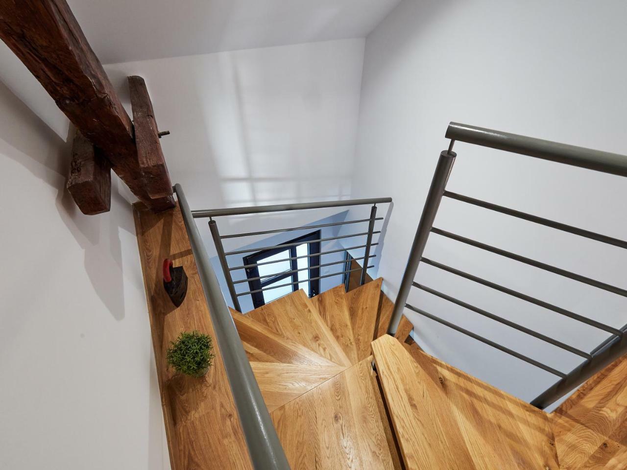 Eva Rooms & Studio Apartment カルロヴァッツ エクステリア 写真