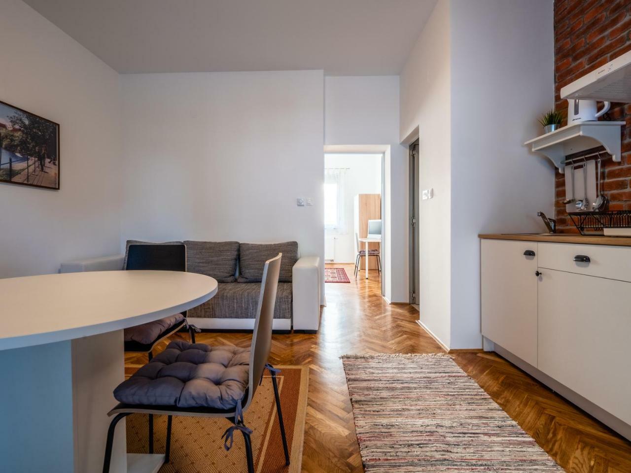 Eva Rooms & Studio Apartment カルロヴァッツ エクステリア 写真
