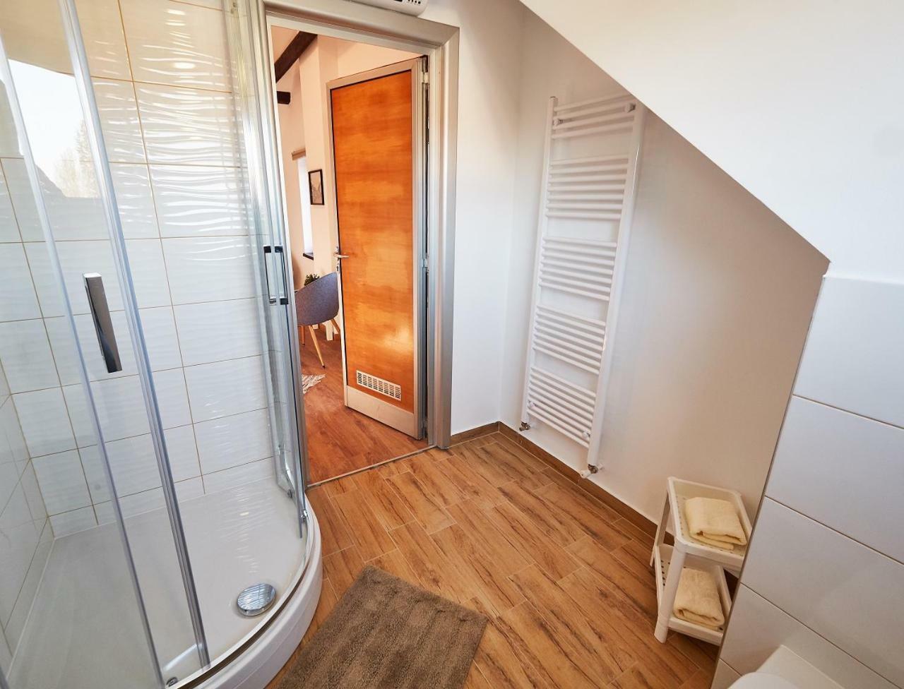 Eva Rooms & Studio Apartment カルロヴァッツ エクステリア 写真