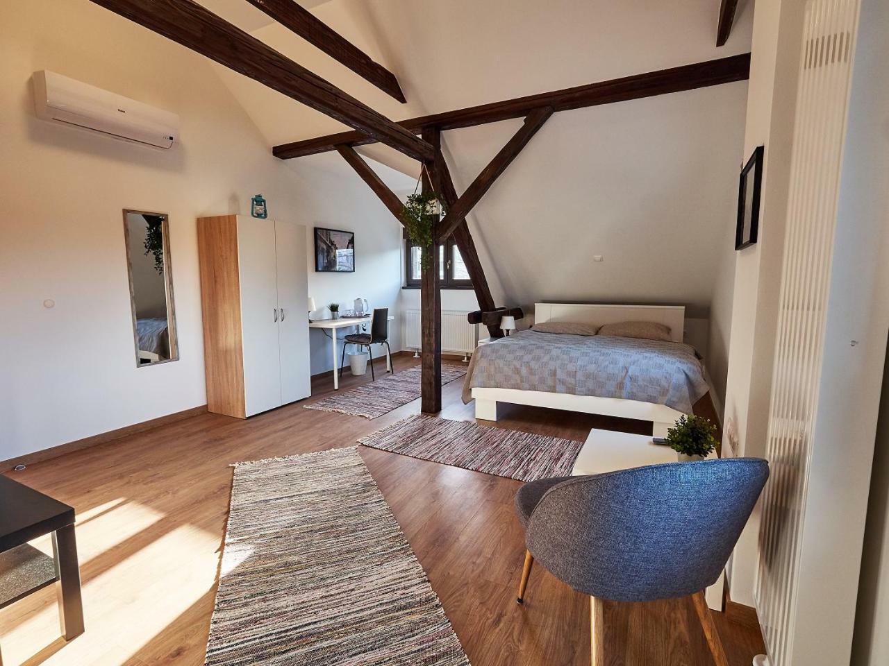 Eva Rooms & Studio Apartment カルロヴァッツ エクステリア 写真