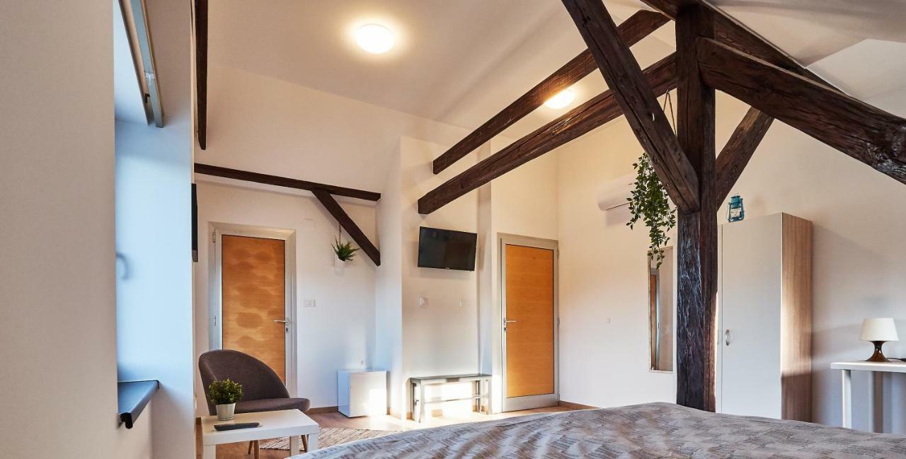Eva Rooms & Studio Apartment カルロヴァッツ エクステリア 写真