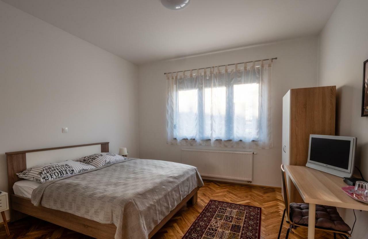Eva Rooms & Studio Apartment カルロヴァッツ エクステリア 写真