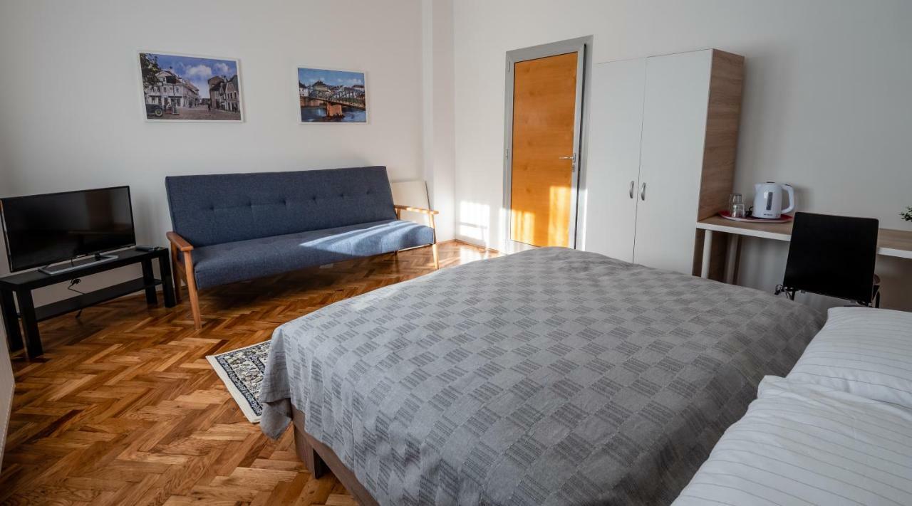 Eva Rooms & Studio Apartment カルロヴァッツ エクステリア 写真